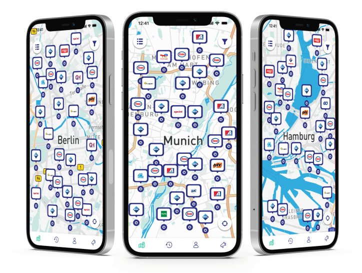 Drei Smartphones nebeneinander zeigen Kartenansichten von Tankstellen-Standorten in Hamburg, Berlin und München.