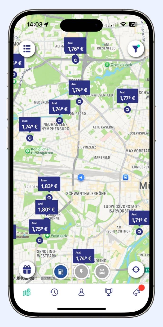 Ein Smartphone zeigt die Kartenansicht von Tankstellen-Standorten in München.