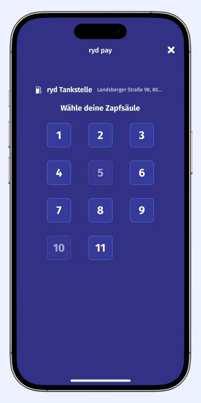 Ein Smartphone zeigt in der ryd App die Auswahl der Zapfsäule.