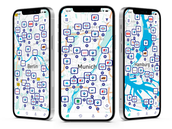 Três smartphones que mostram estações de serviço em Hamburgo, Berlim e Munique.